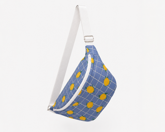 Banane isotherme bleue motif citrons jaunes avec bandoulière blanche réglable Atelier Lucette sac tendance été femme