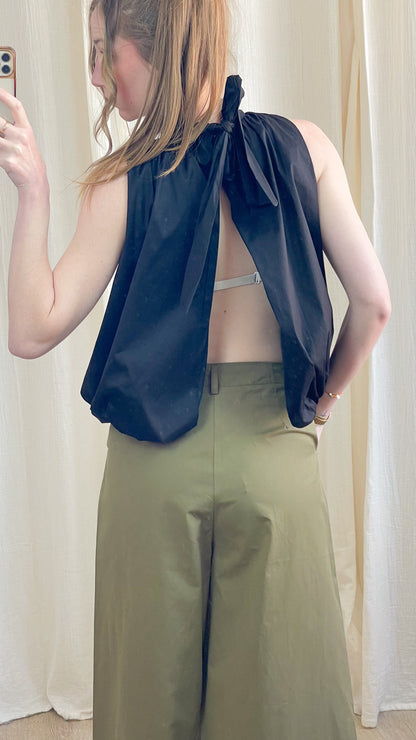 Blouse dos nu noire à nouer col montant détail noeud élégant femme associée pantalon large kaki