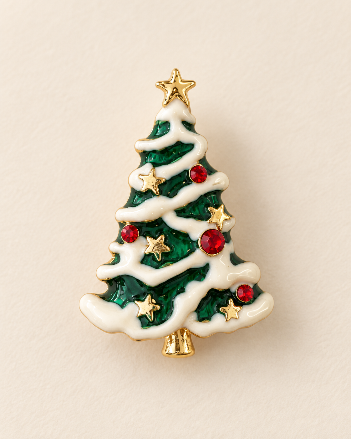 Broche sapin de Noël enneigé émaillée vert et blanc avec étoile dorée et strass rouges accessoire bijou fantaisie fêtes femme