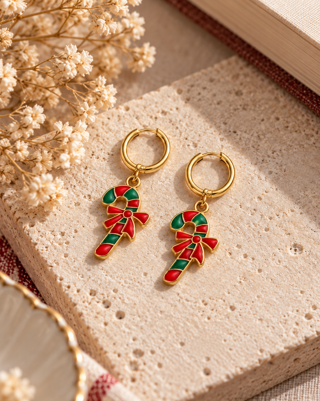 Boucles d'oreilles créoles dorées pendentif sucre d'orge rouge et vert émaillé bijou fantaisie Noël femme