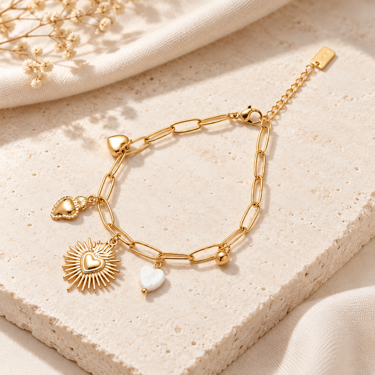 Bracelet chaîne dorée maille rectangulaire avec breloques coeur sacré soleil et nacre bijou femme tendance