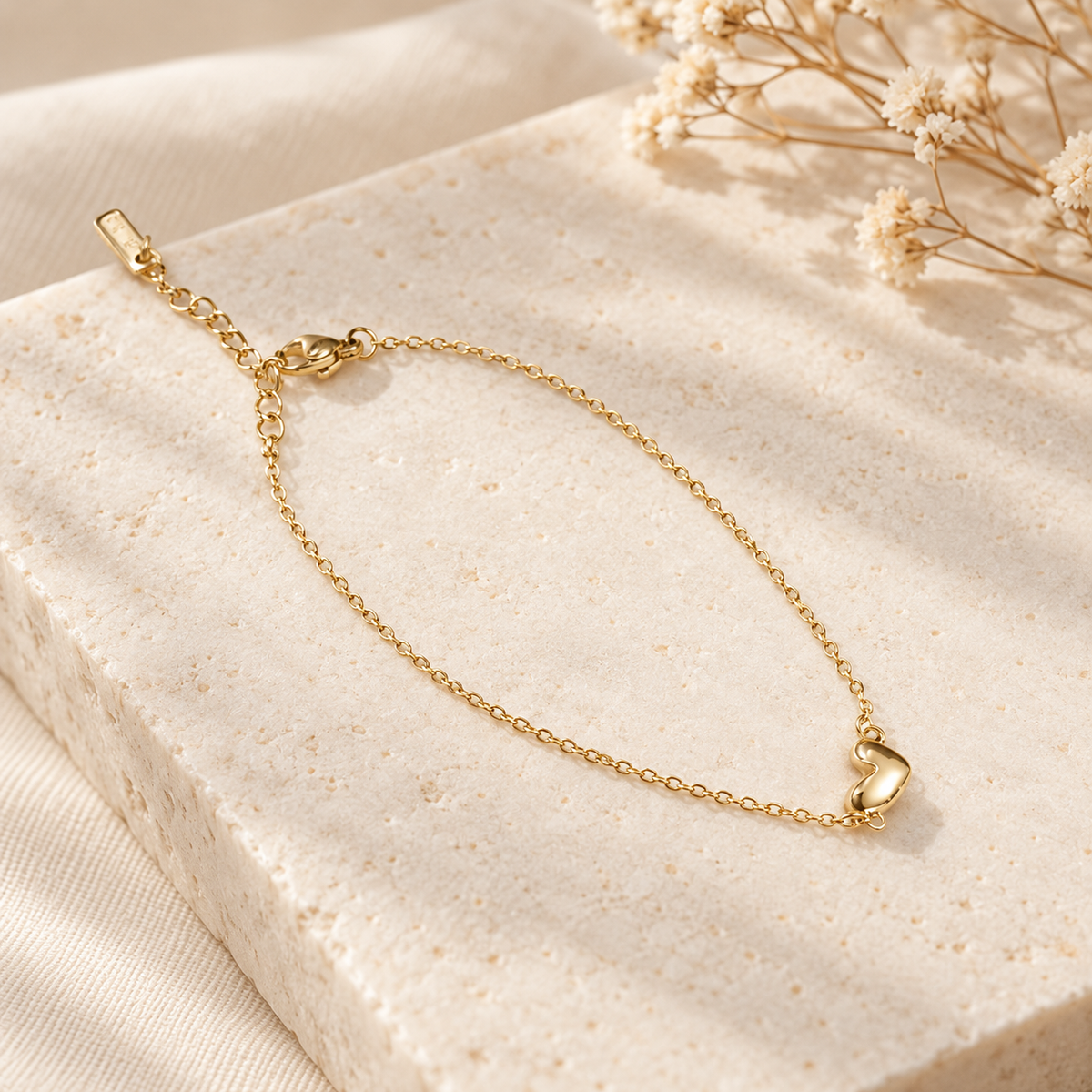 Bracelet chaîne fine doré avec mini pendentif cœur femme, bijou minimaliste élégant pour superposition
