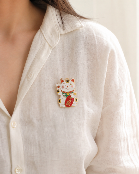 Broche Chat Porte-Bonheur Maneki-Neko portée sur chemise blanche