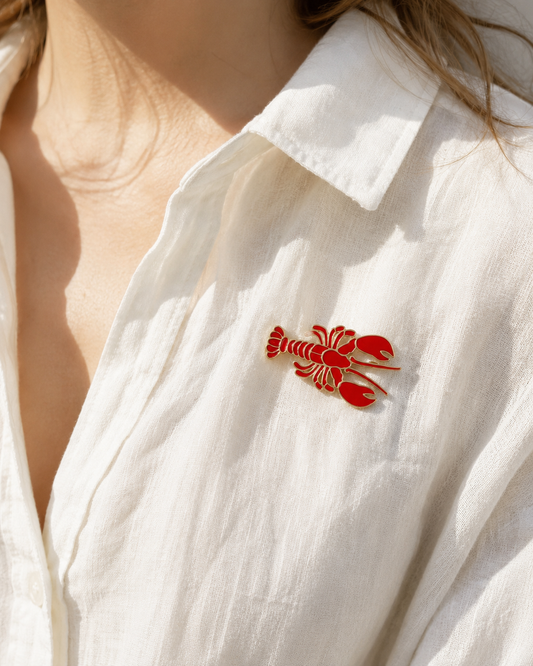 Broche Homard portée sur chemise blanche