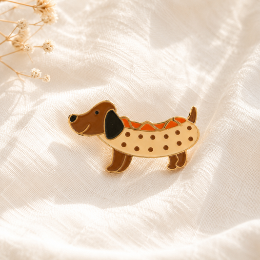 Broche Teckel Hot-Dog sur fond blanc