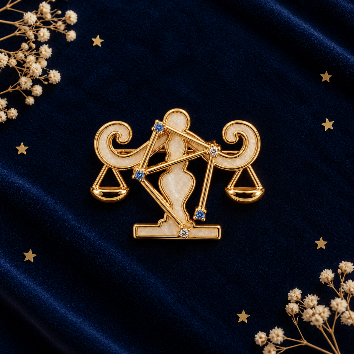 Broche dorée signe astrologique Balance avec constellation strass bleus et blancs accessoire femme zodiac