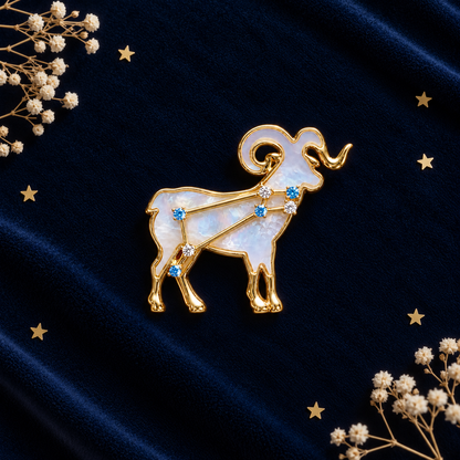 Broche dorée signe astrologique Bélier nacre blanche ornée cristaux bleus et blancs constellation femme accessoire zodiac