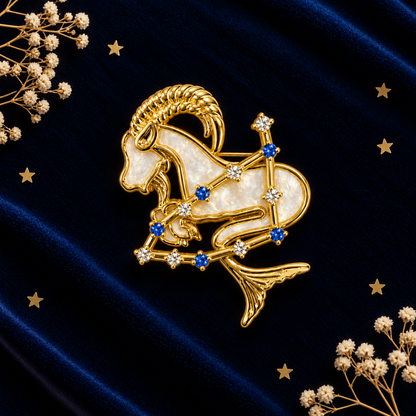 Broche dorée signe astrologique Capricorne avec opale blanche, saphirs bleus et cristaux, bijou constellation femme