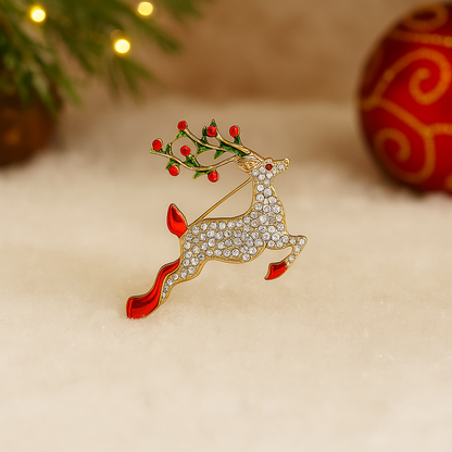 broche renne de noel mis en scène dans un fond de Noel
