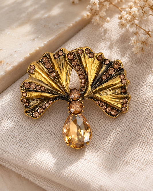 Broche feuille dorée style Art Nouveau avec strass ambrés et pendentif cristal poire accessoire femme élégant