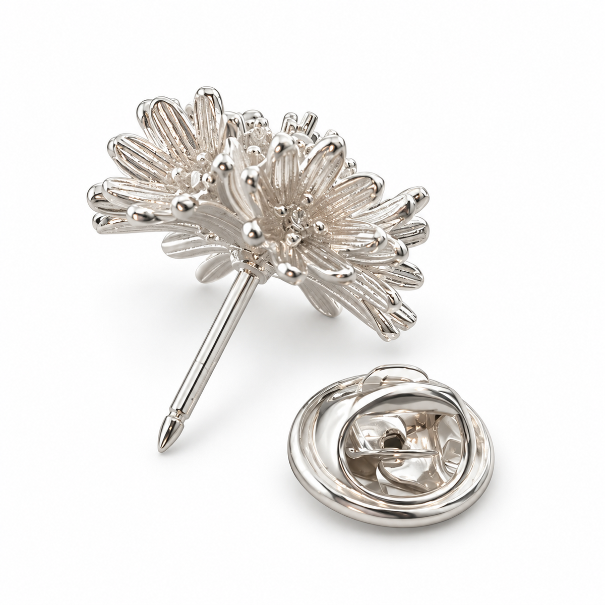 Pin's fleur de bleuet argenté en métal brillant avec attache papillon, accessoire bijou fantaisie élégant pour veste ou chemi