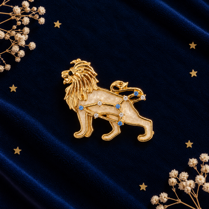 Broche lion dorée signe astrologique Leo constellation strass bleus et blancs bijou fantaisie femme zodiaque