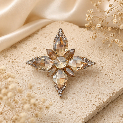 Broche fleur étoilée champagne en cristaux facettés et strass dorés, épinglette élégante femme pour tenue de soirée