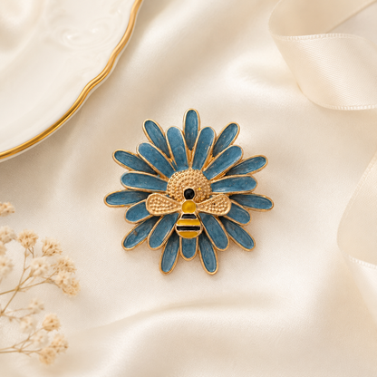 Broche marguerite bleue émaillée avec abeille dorée, accessoire bijou fantaisie femme style nature