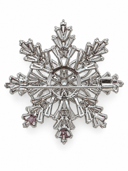 Broche flocon de neige en métal argenté et strass brillants, accessoire bijou fantaisie hiver femme