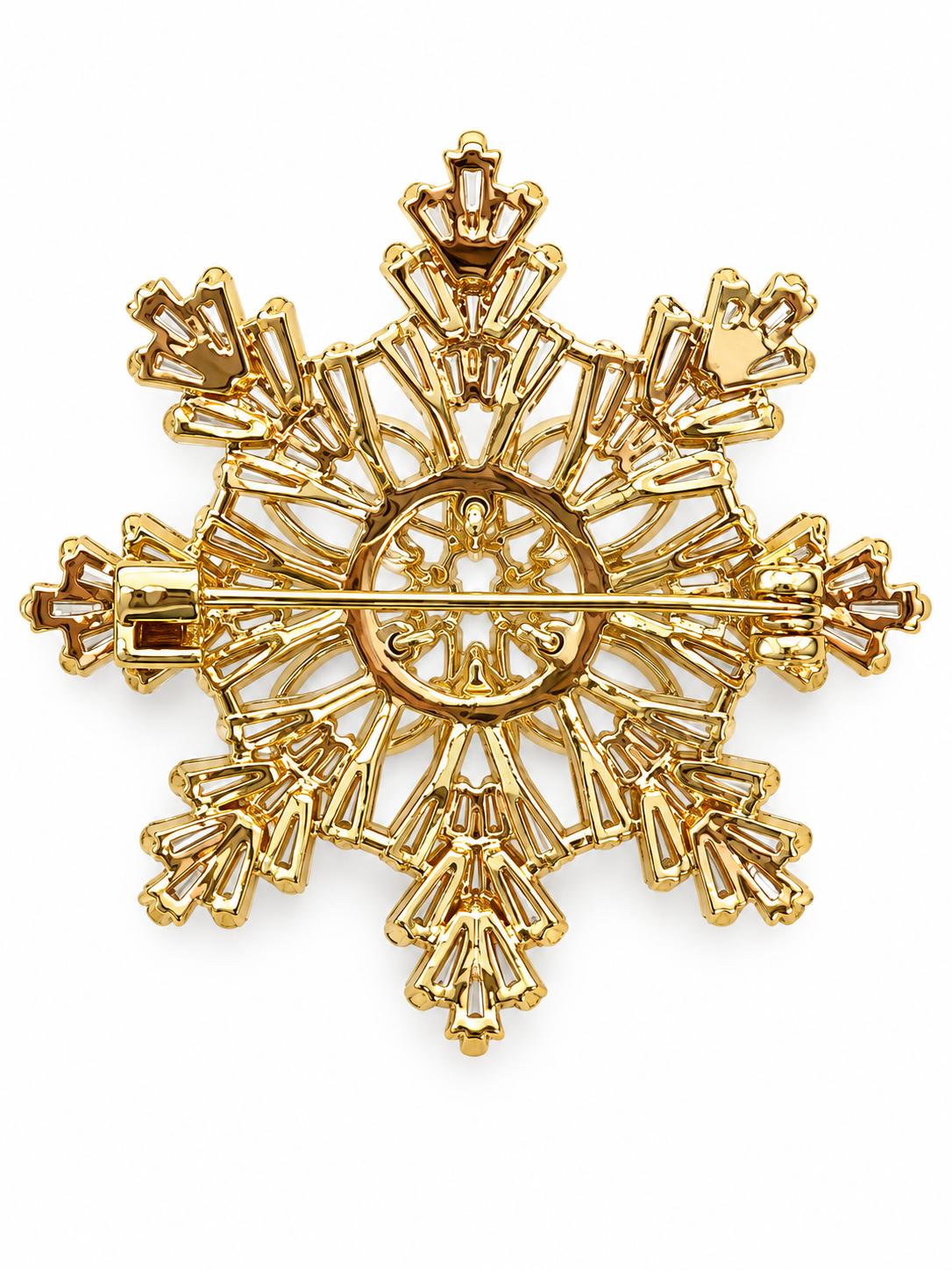 Broche flocon de neige dorée en métal ajouré avec strass, accessoire bijou fantaisie femme hiver élégant