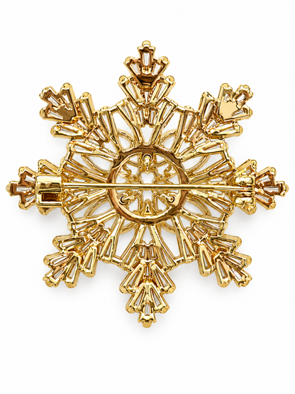 Broche flocon de neige dorée en métal ajouré avec strass, accessoire bijou fantaisie femme hiver élégant
