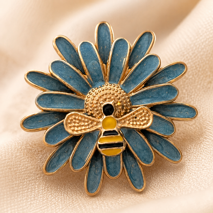 Broche marguerite bleue émaillée avec abeille dorée, bijou fantaisie floral femme style nature