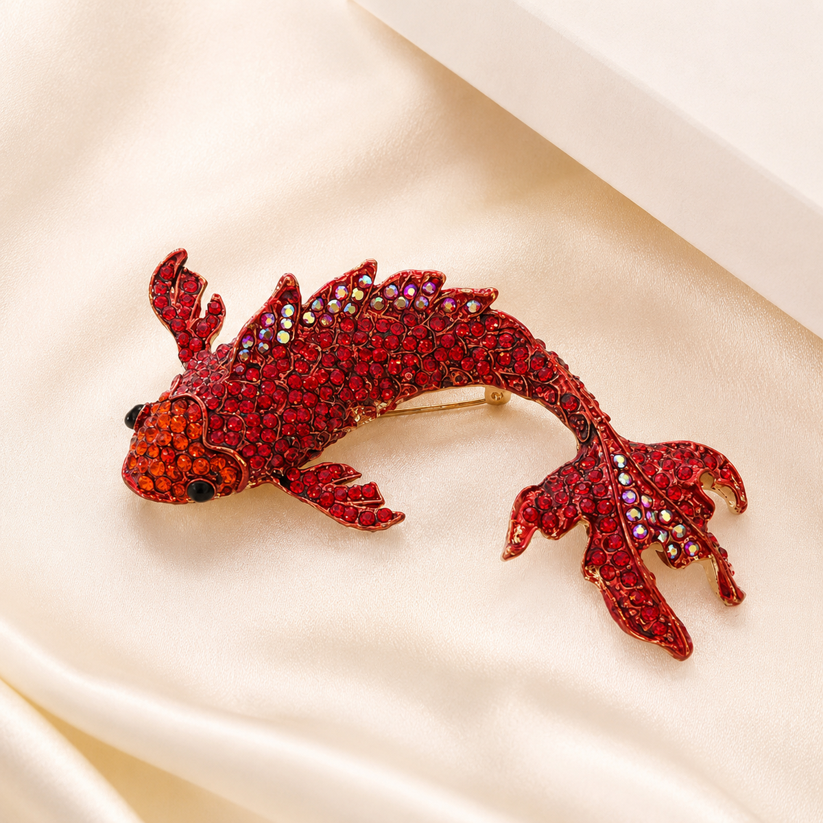 Broche poisson carpe koï rouge ornée de strass brillants, accessoire bijou fantaisie élégant style asiatique femme
