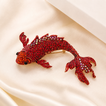 Broche poisson carpe koï rouge ornée de strass brillants, accessoire bijou fantaisie élégant style asiatique femme
