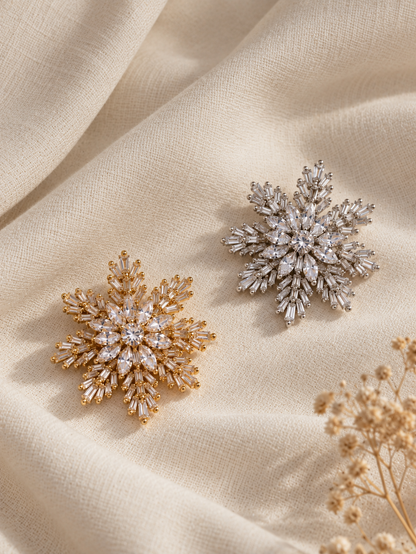 Broche flocon de neige en strass scintillants disponible en doré et argenté, bijou accessoire femme élégant hiver