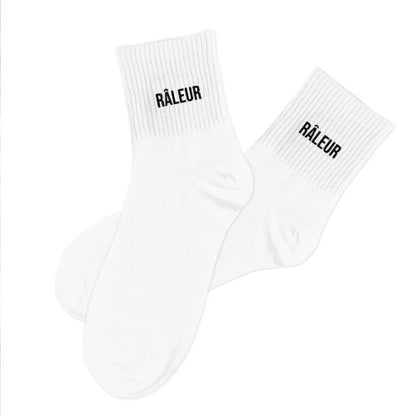 Chaussettes homme blanches côtelées avec message Râleur brodé noir, chaussettes humour homme originales