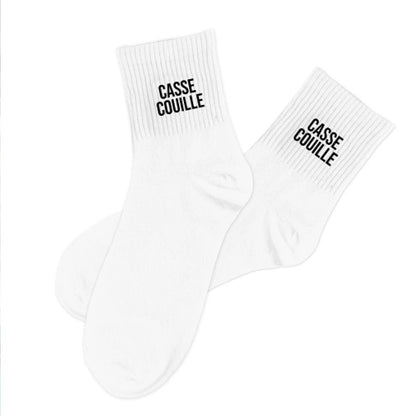 Chaussettes homme blanches mi-mollet côtelées avec message humoristique Casse Couille en noir style streetwear décontracté