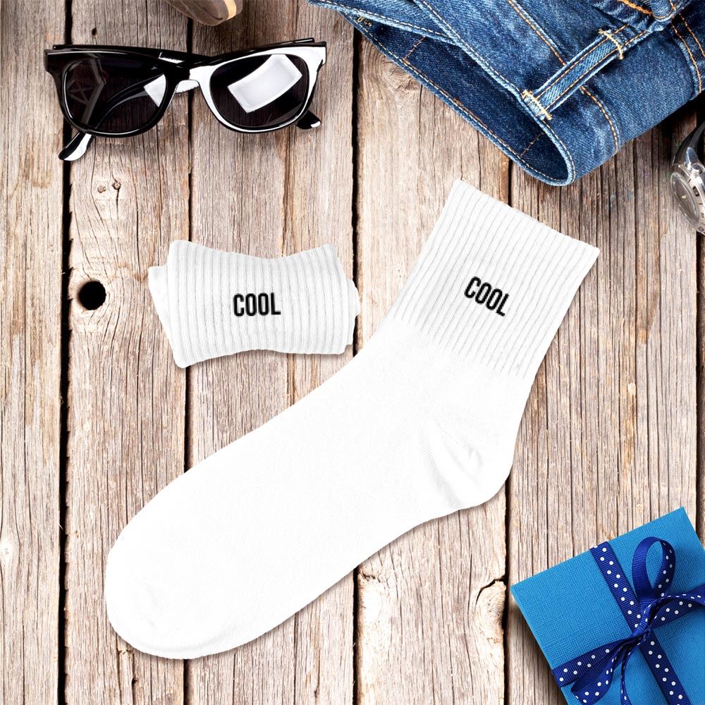 Chaussettes homme blanches côtelées avec inscription Cool noir, idéales pour coffret cadeau ou look casual décontracté
