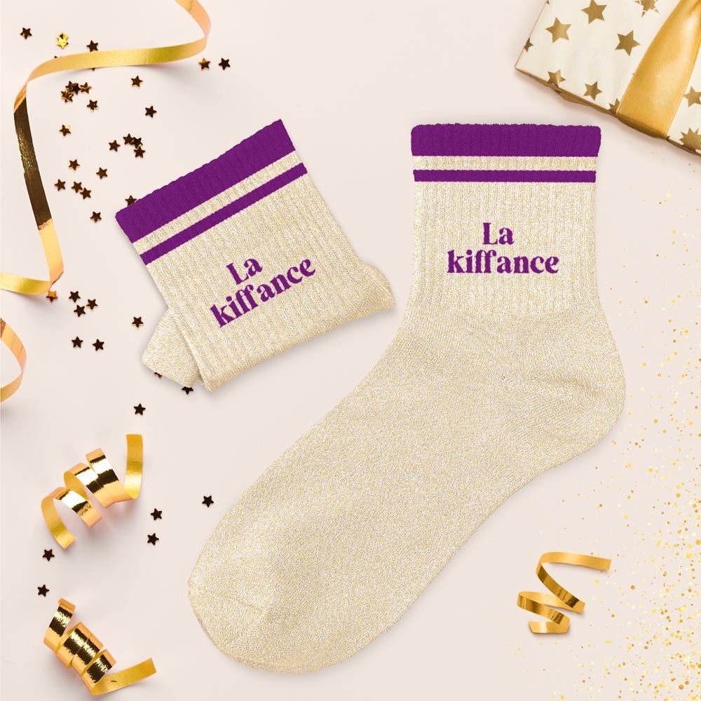 Chaussettes paillettes dorées femme avec bandes violettes et inscription La kiffance style festif