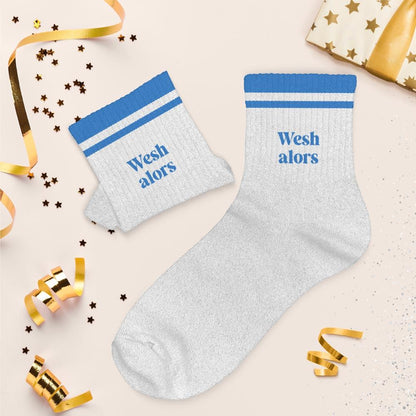 Chaussettes blanches à paillettes argentées avec bandes bleues et inscription Wesh alors, style streetwear femme