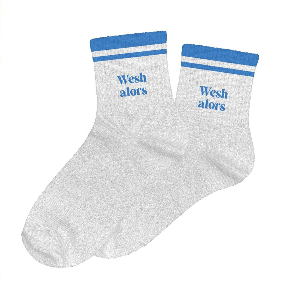 Chaussettes blanches à paillettes avec bandes bleues et inscription Wesh alors style streetwear femme