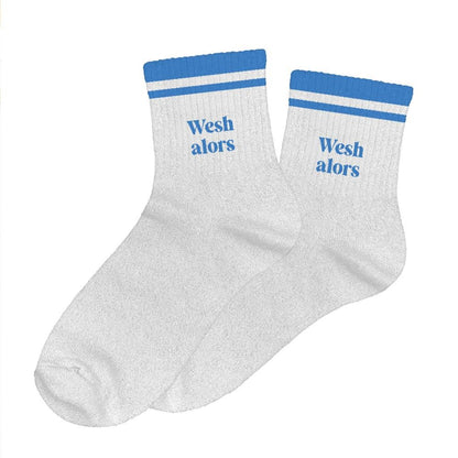 Chaussettes blanches à paillettes avec bandes bleues et inscription Wesh alors style streetwear femme