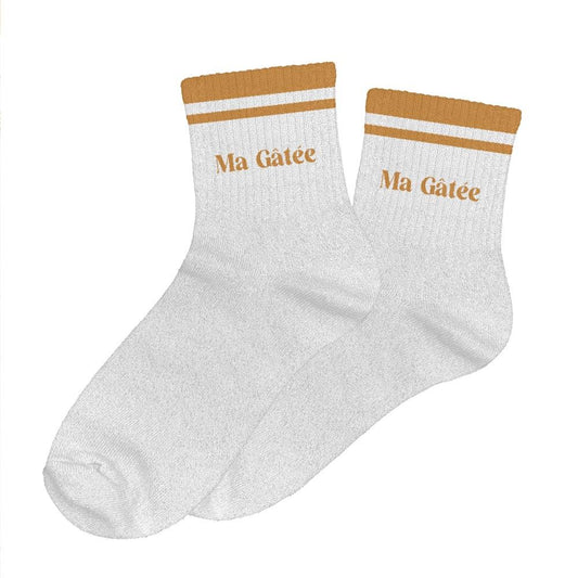 Chaussettes blanches à paillettes avec bandes dorées et inscription Ma Gâtée femme style sporty chic