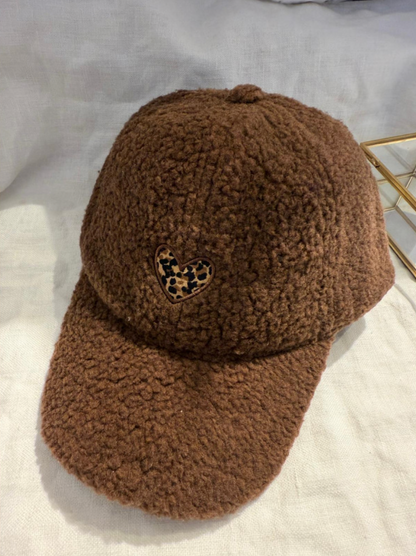 Casquette moumoute avec cœur léopard