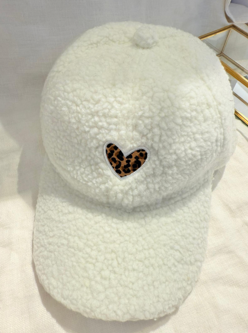 Casquette moumoute avec cœur léopard