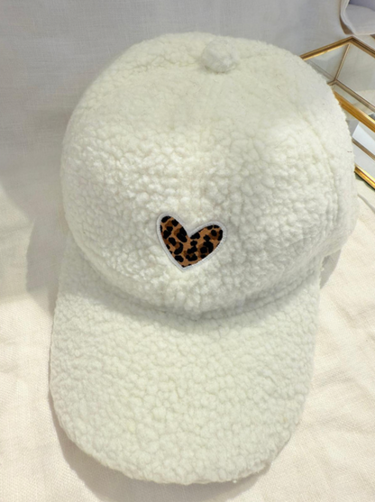 Casquette moumoute avec cœur léopard