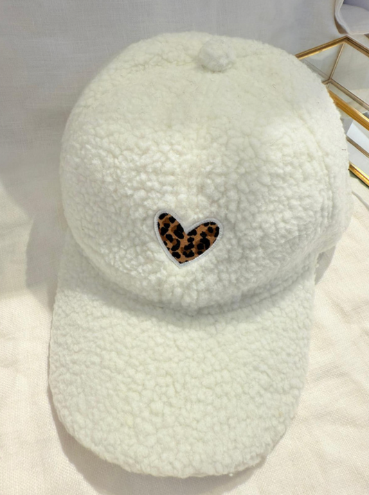 Casquette moumoute avec cœur léopard