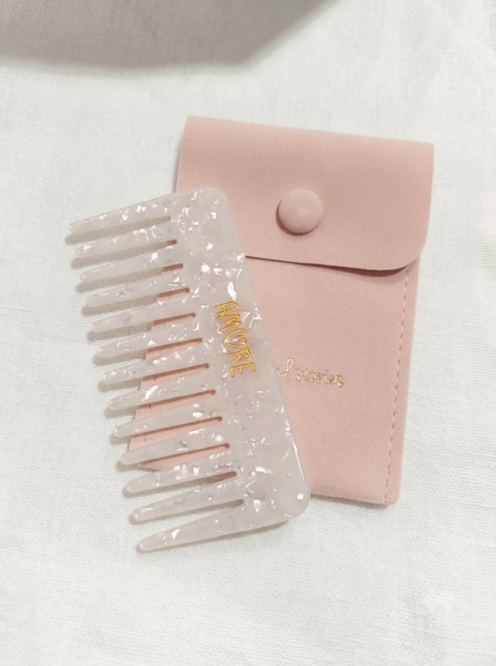 Peigne écaille blanc nacré gravé AMOUR avec pochette rose poudré accessoire cheveux femme style élégant