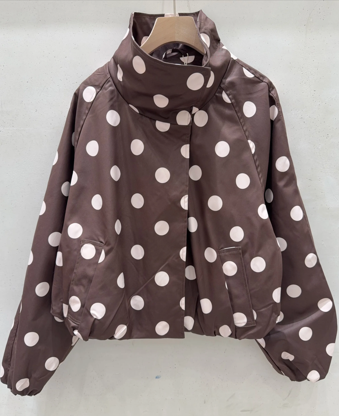 Bomber marron chocolat à pois blancs col montant tissu enduit femme veste courte style rétro