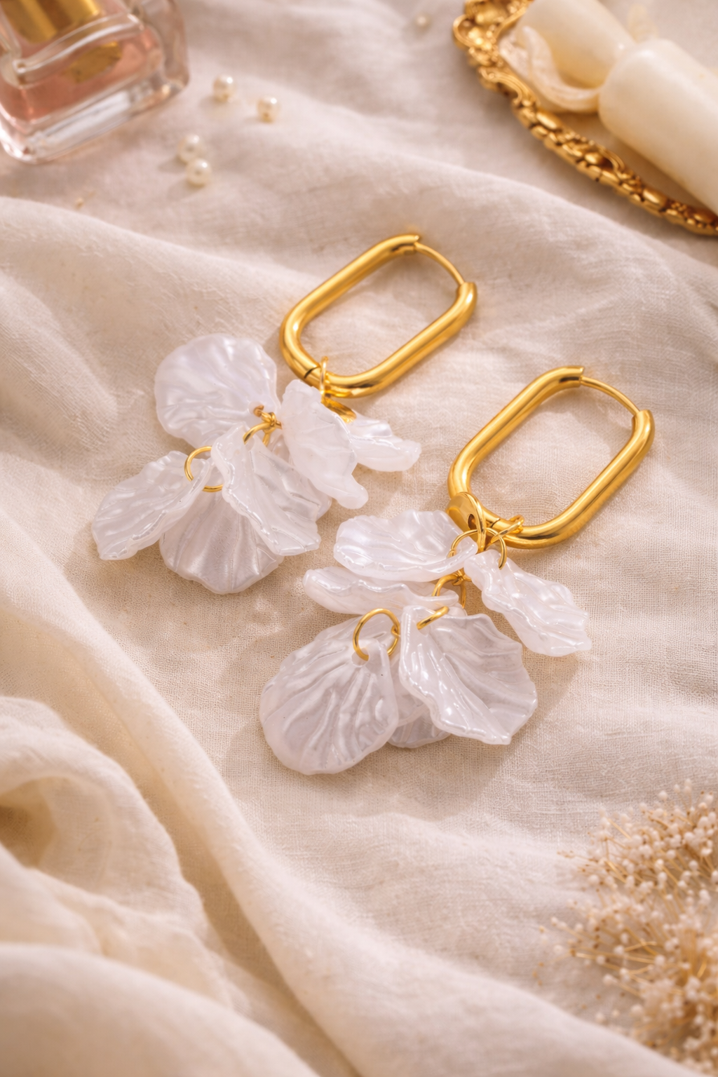 Boucles d’oreilles dorées fleurs nacrées