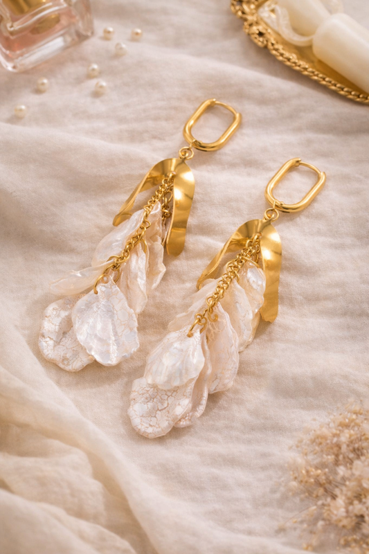 Boucles d’oreilles dorées pendantes pétales nacrés