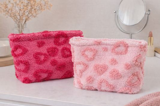 Trousse en moumoute à cœurs en relief