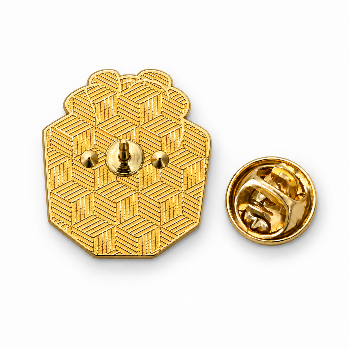 Pin's doré motif géométrique cube 3D avec attache papillon, accessoire cadeau de Noël élégant finition métal brillant