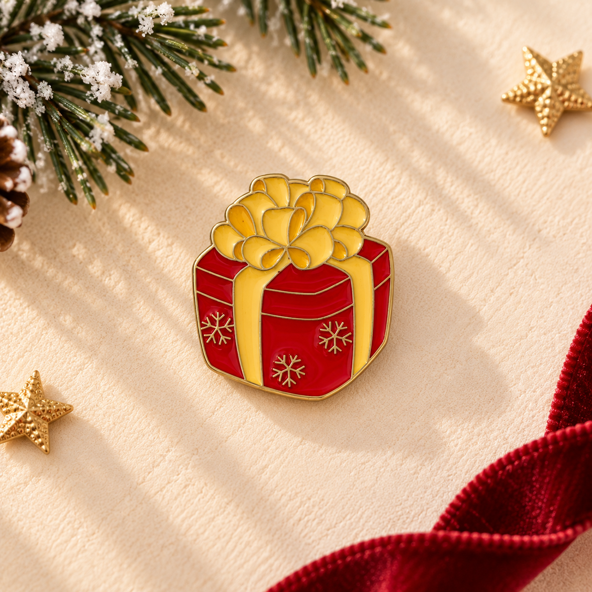 Pin's émaillé cadeau de Noël rouge et doré avec noeud et flocons, accessoire bijou fantaisie fêtes femme