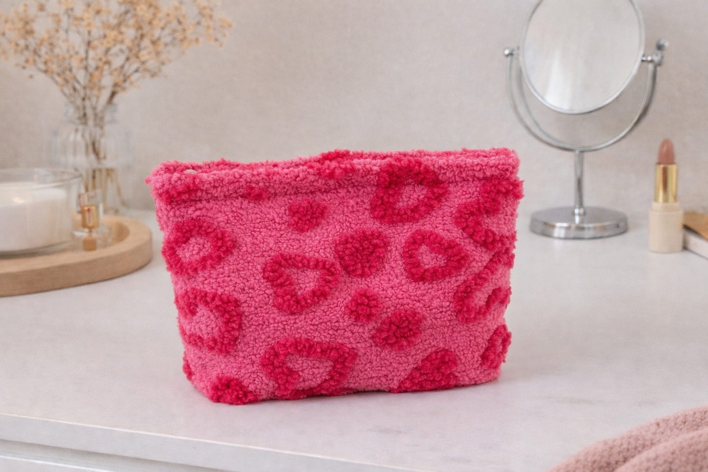 Trousse en moumoute à cœurs en relief