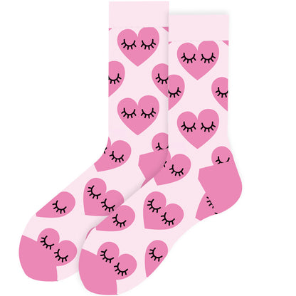 Chaussettes femme rose clair motif coeurs rose foncé avec des yeux dedans noirs sur fond blanc 