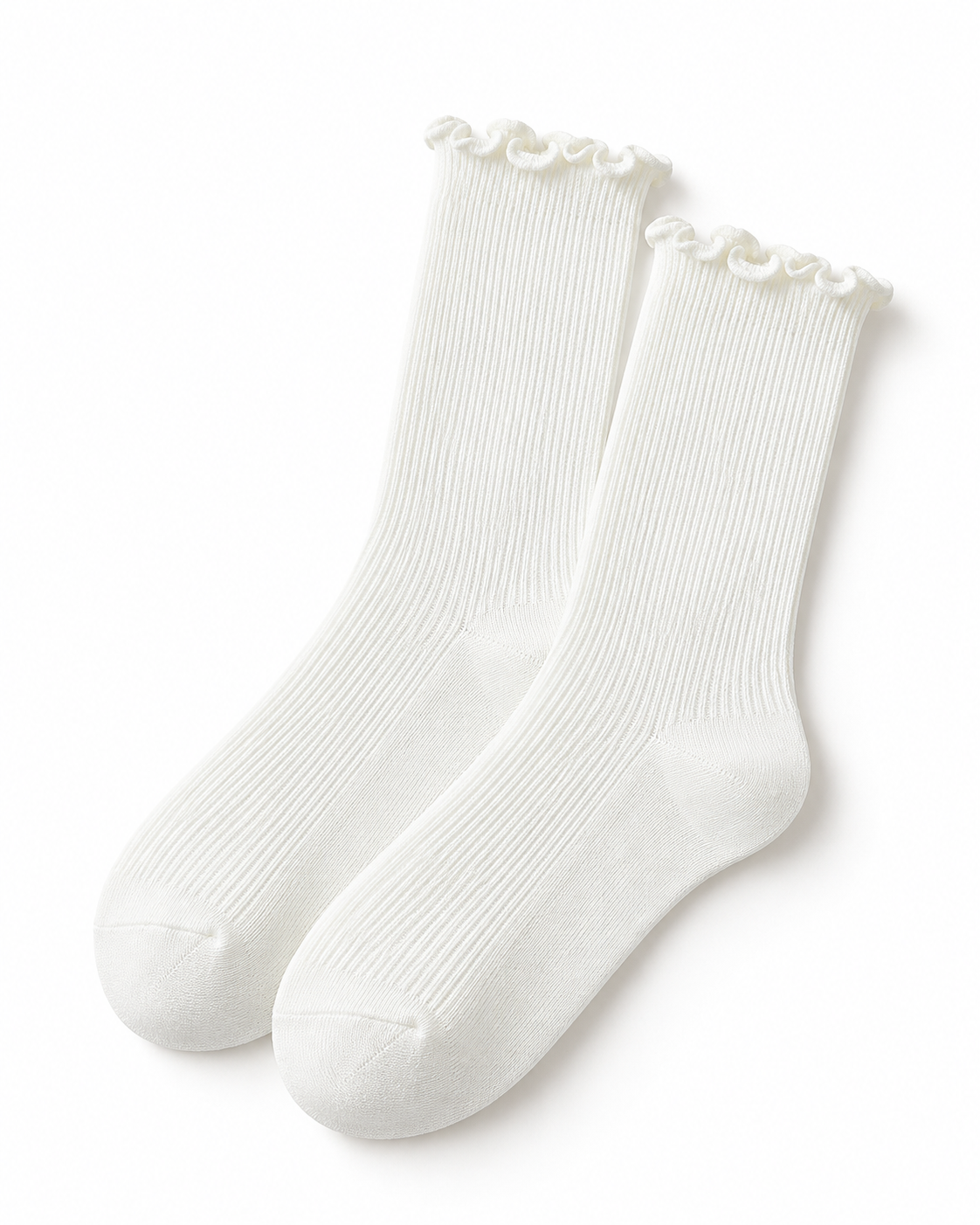 Chaussettes côtelées blanches à volants délicats femme, style romantique et élégant pour tenue casual chic
