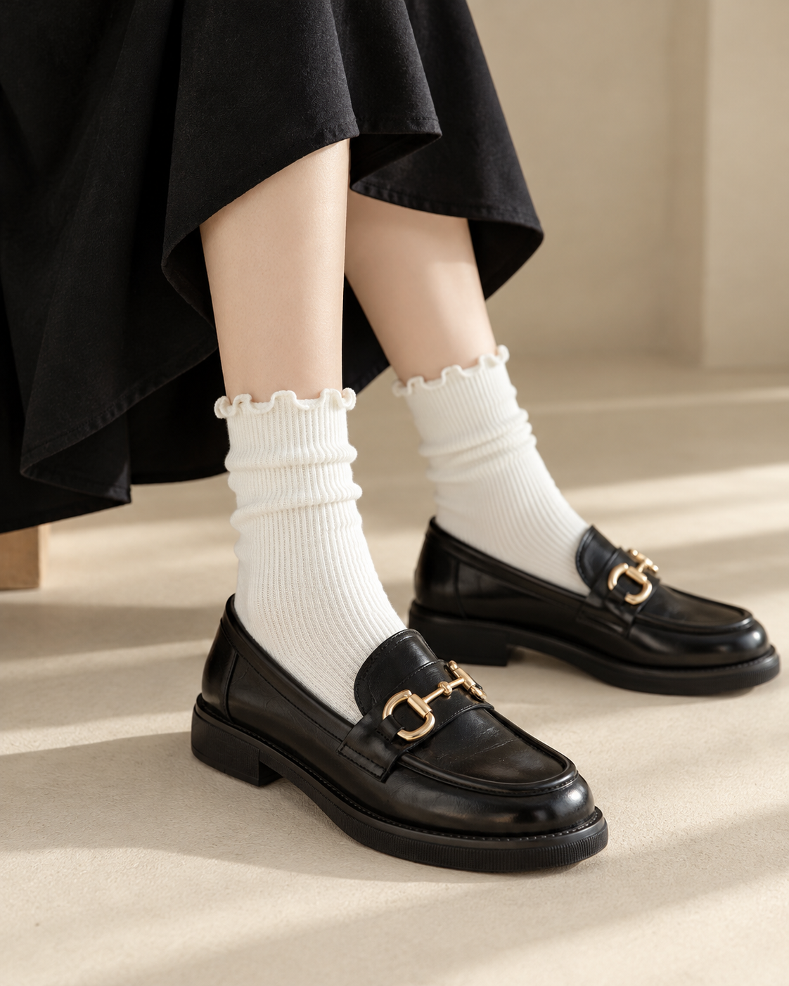 Chaussettes côtelées blanches à volants délicats portées avec mocassins noirs, chaussettes femme élégantes style preppy