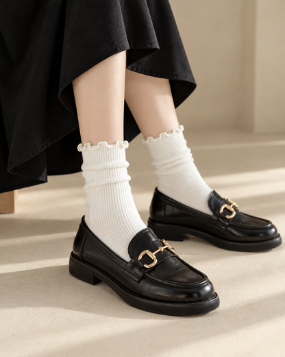 Chaussettes côtelées blanches à volants délicats portées avec mocassins noirs, chaussettes femme élégantes style preppy