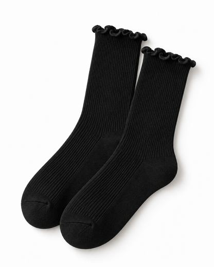 Chaussettes côtelées noires à volants femme, bord ondulé élégant, style preppy chic